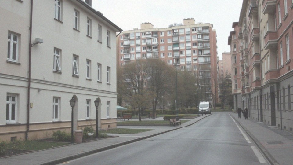 Jakie są stawki wynagrodzeń dla opiekunów osób starszych w różnych miastach?